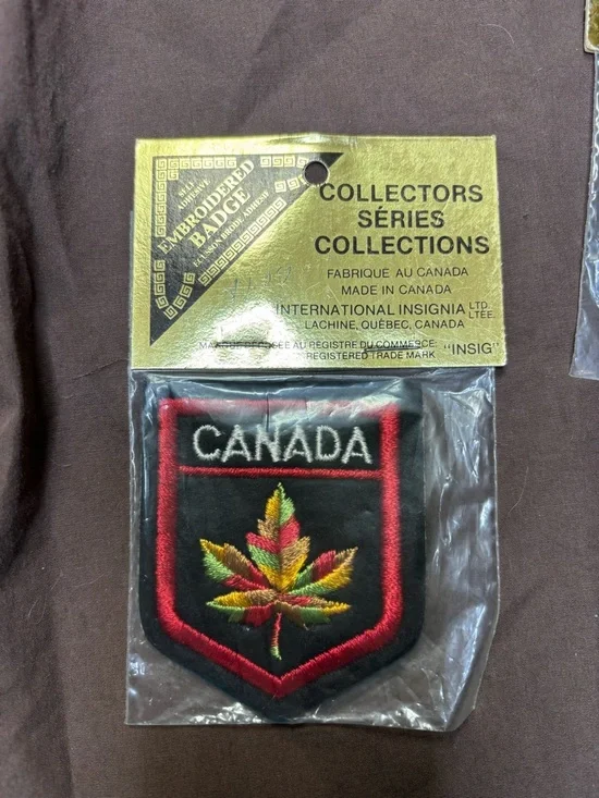 1970s - Vintage Collectors Canadian Badges - Picture 4 of 11